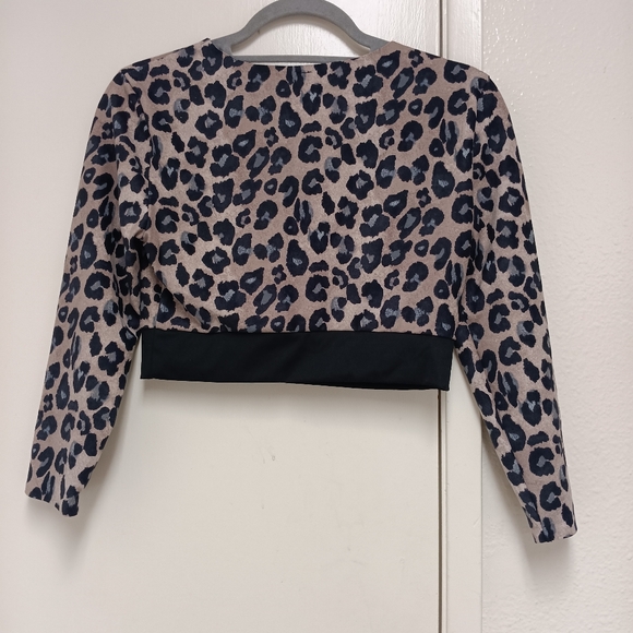 Victoria's Secret Sport Cheetah Leopard Print Long Sleeve Crop Top - Picture 4 of 4